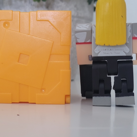 Roblox Toy Figure with Yellow Hair - Picture 6 of 6